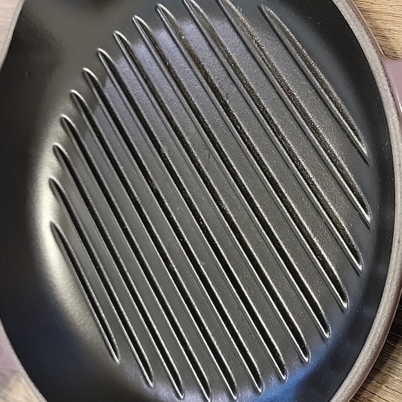 Le Creuset Cassis Cast Iron Round Evolution Skillet Grill - Picture 7 of 15
